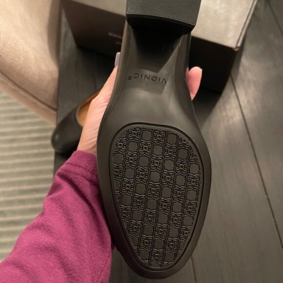 BRAND NEW Vionic Carmel Pump Heels - Black - Picture 3 of 5